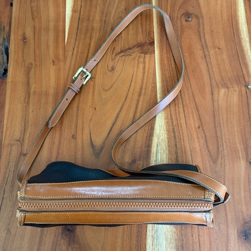 Vintage Dooney & Bourke Crossbody Bag Black & British Tan All Weather Leather - Picture 3 of 9